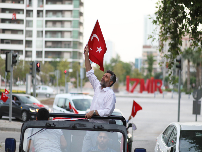 Bayraklı’da 19 Mayıs coşkusu evlere sığmadı